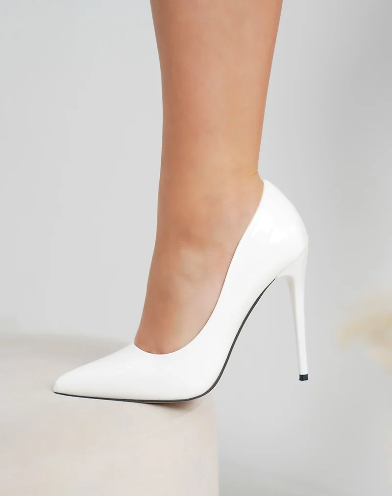 Escarpins femme blancs vernis à talon aiguille 12 cm brillants et sophistiqués