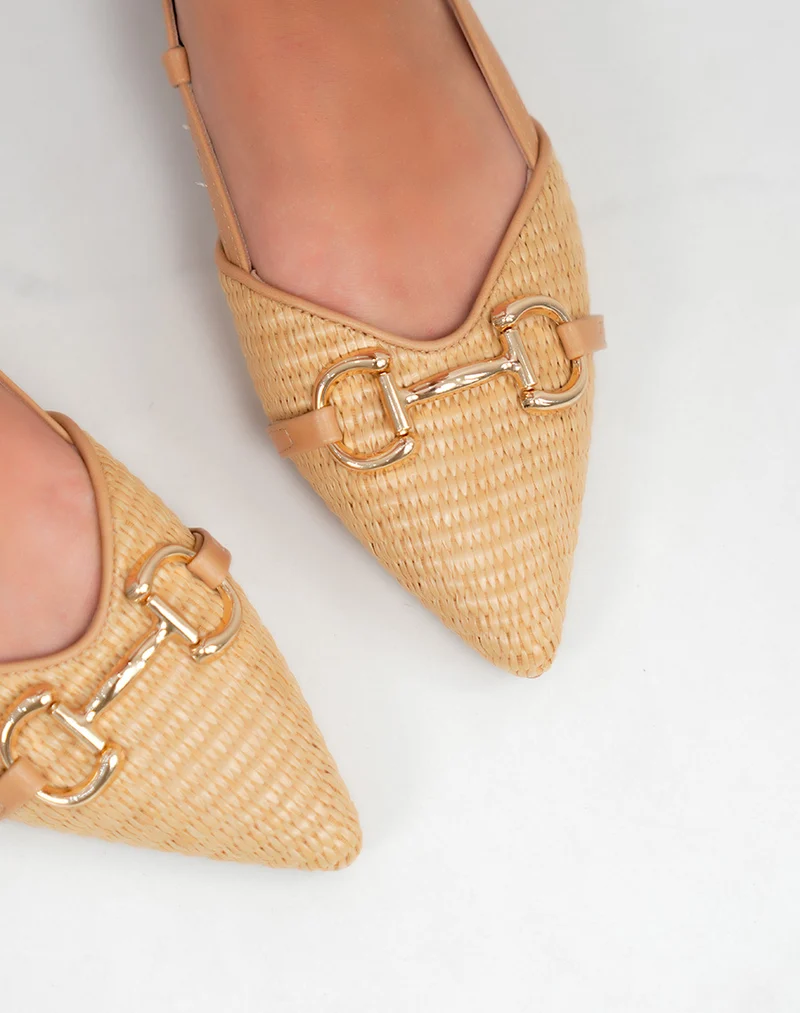 Mules femme beige plates effet tissé élégantes à bout pointu avec bijou doré et bride réglable