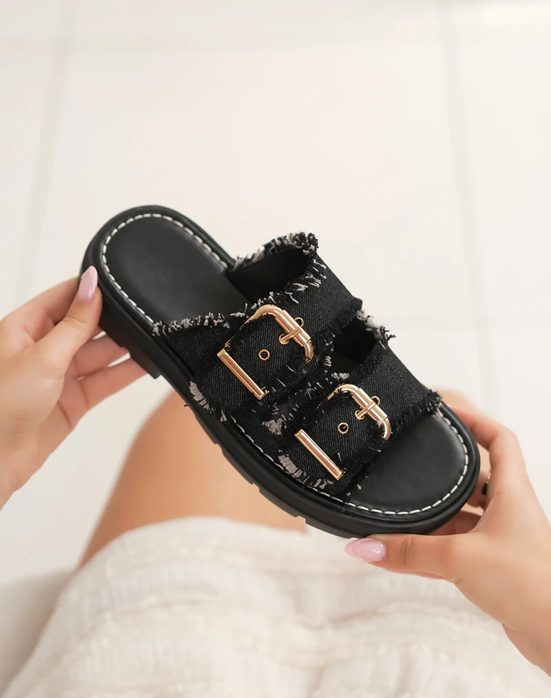 Mules femme noires tendance avec brides effet déchiré et boucles dorées