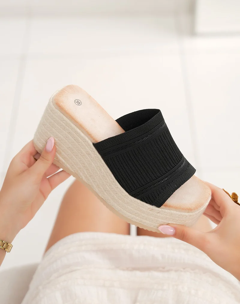 Mules femme noires compensées tendance avec semelle effet tissé beige