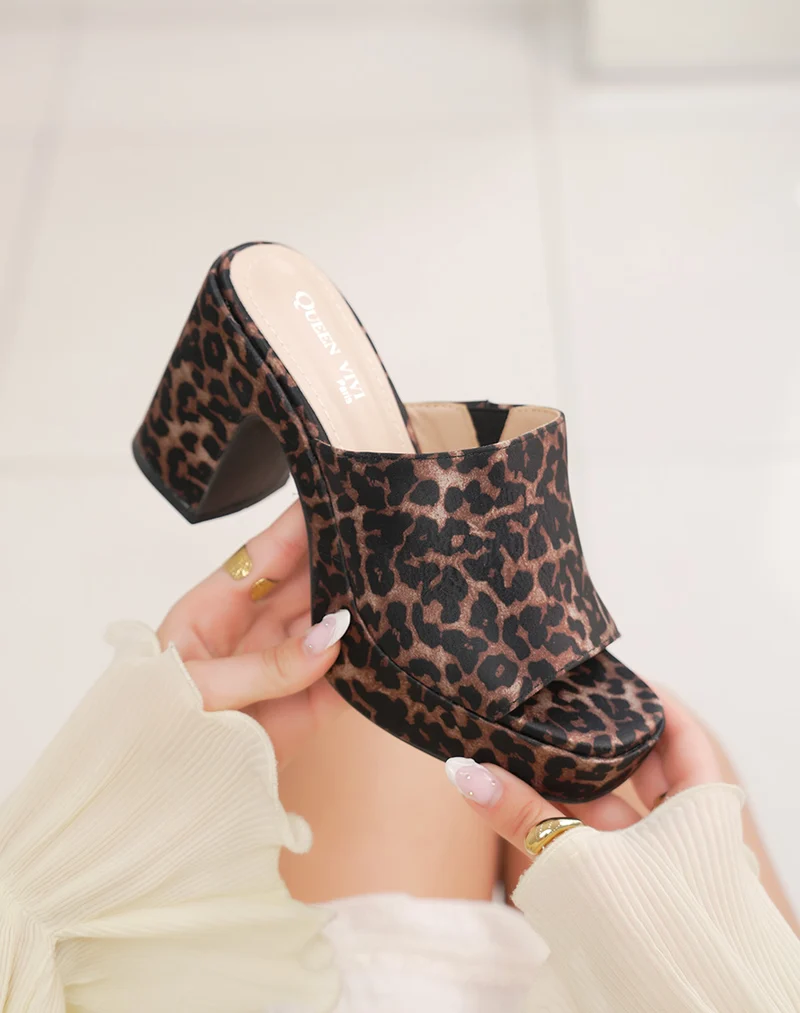 Mule sabot femme léopard tendance avec talon haut et plateforme confort