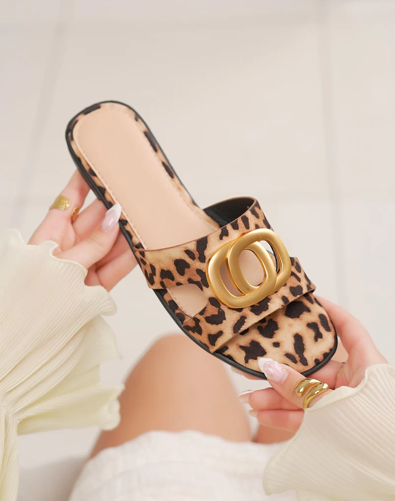 Mules femme léopard tendance avec bijou doré entremêlé élégant
