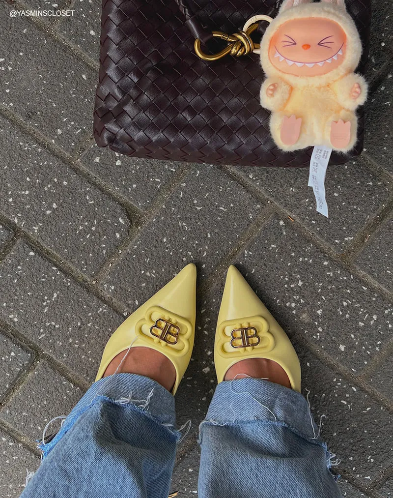 Escarpins femme jaunes à bout pointu élégants avec bijou doré et petit talon