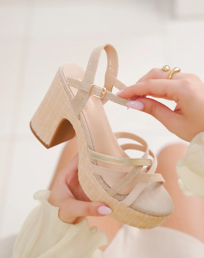 Sandales femme beige en suédine à brides croisées et talon effet tissé