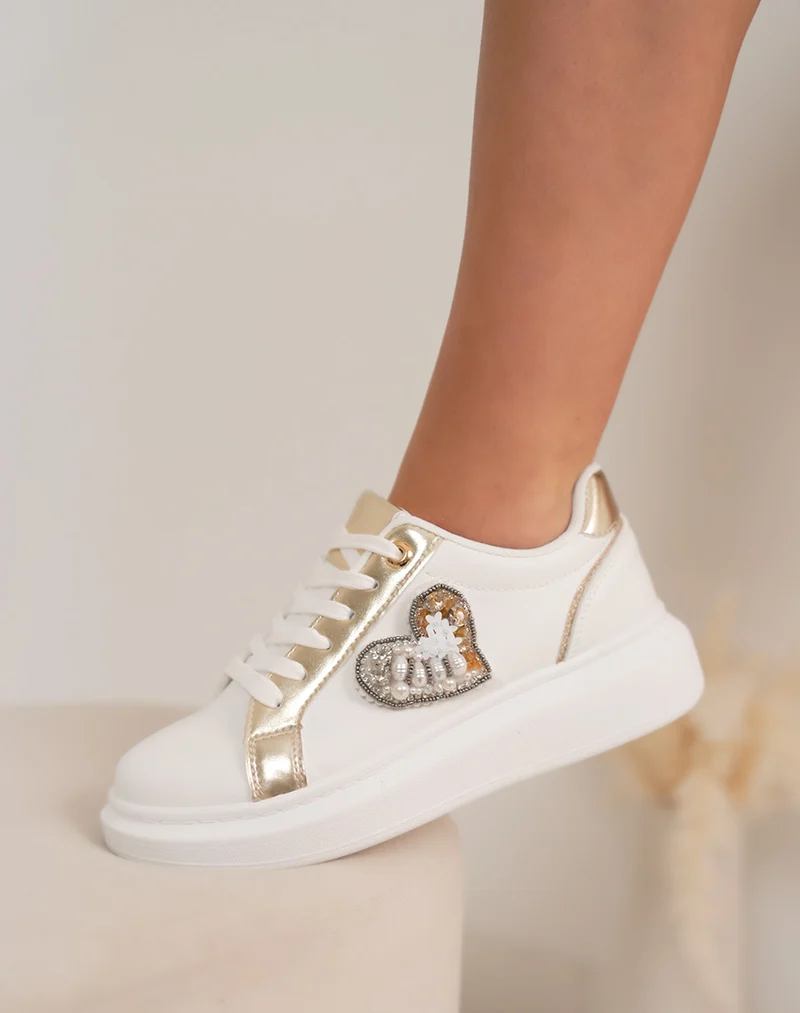 Basket femme blanche tendance avec détails dorés et cœur strassé