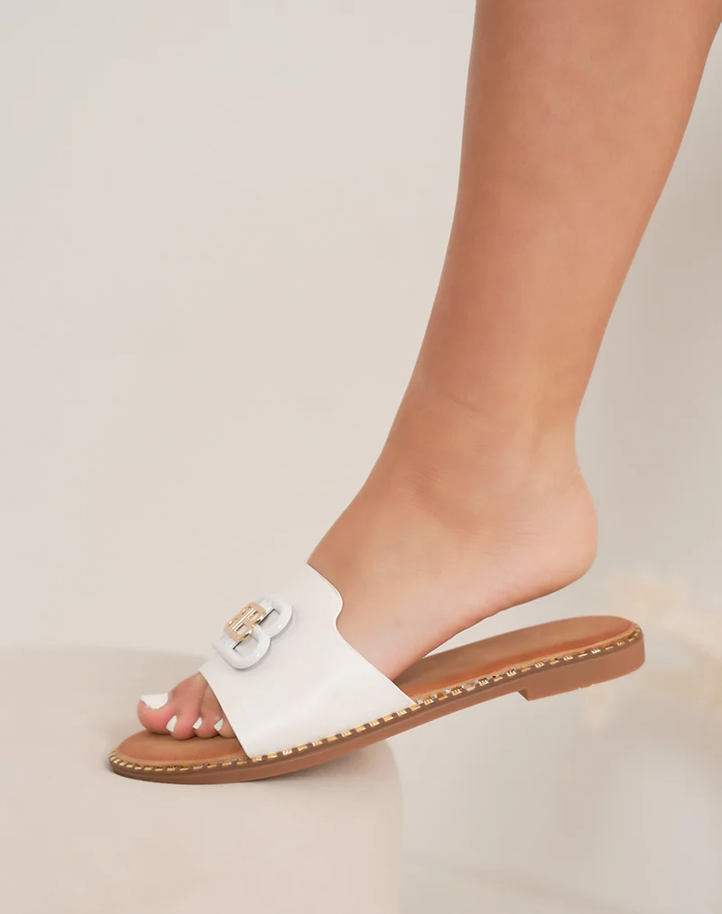 Mules femme blanches élégantes avec bijou doré et semelle cloutée dorée