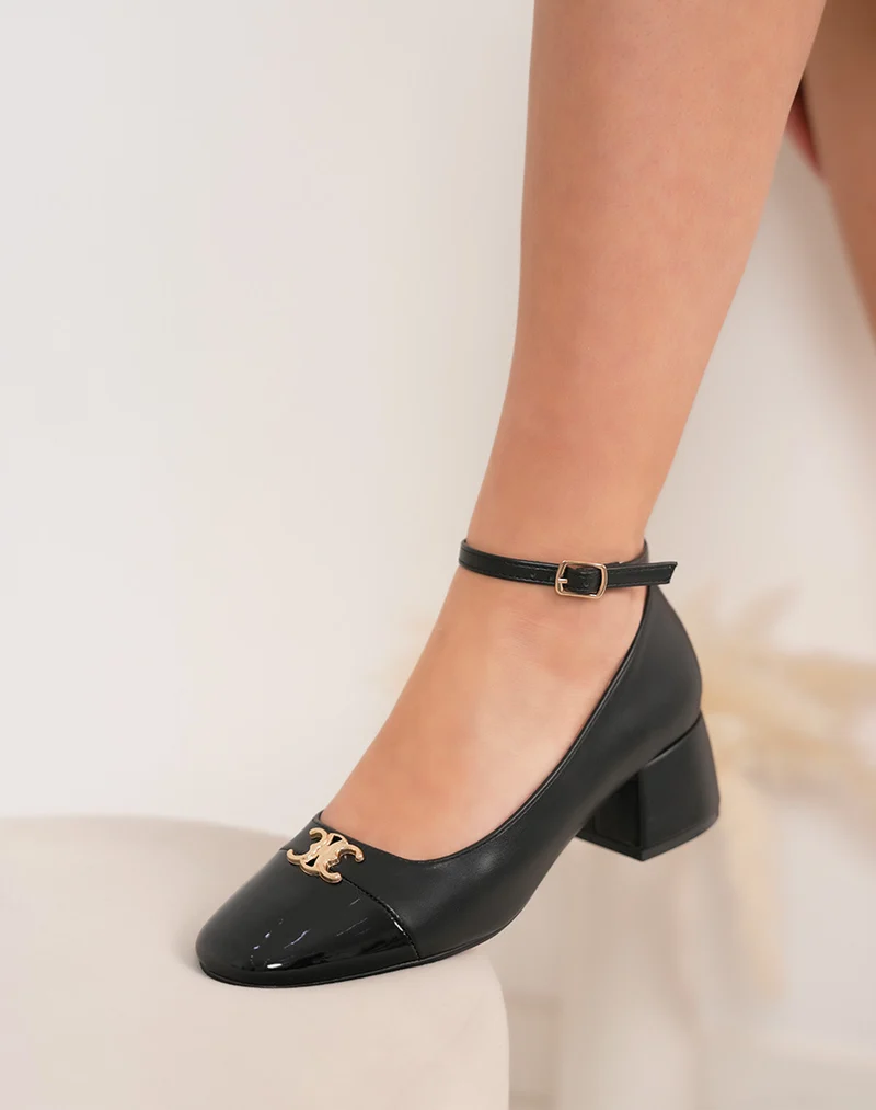 Escarpins femme noirs à petit talon verni avec bijou doré et bride fine