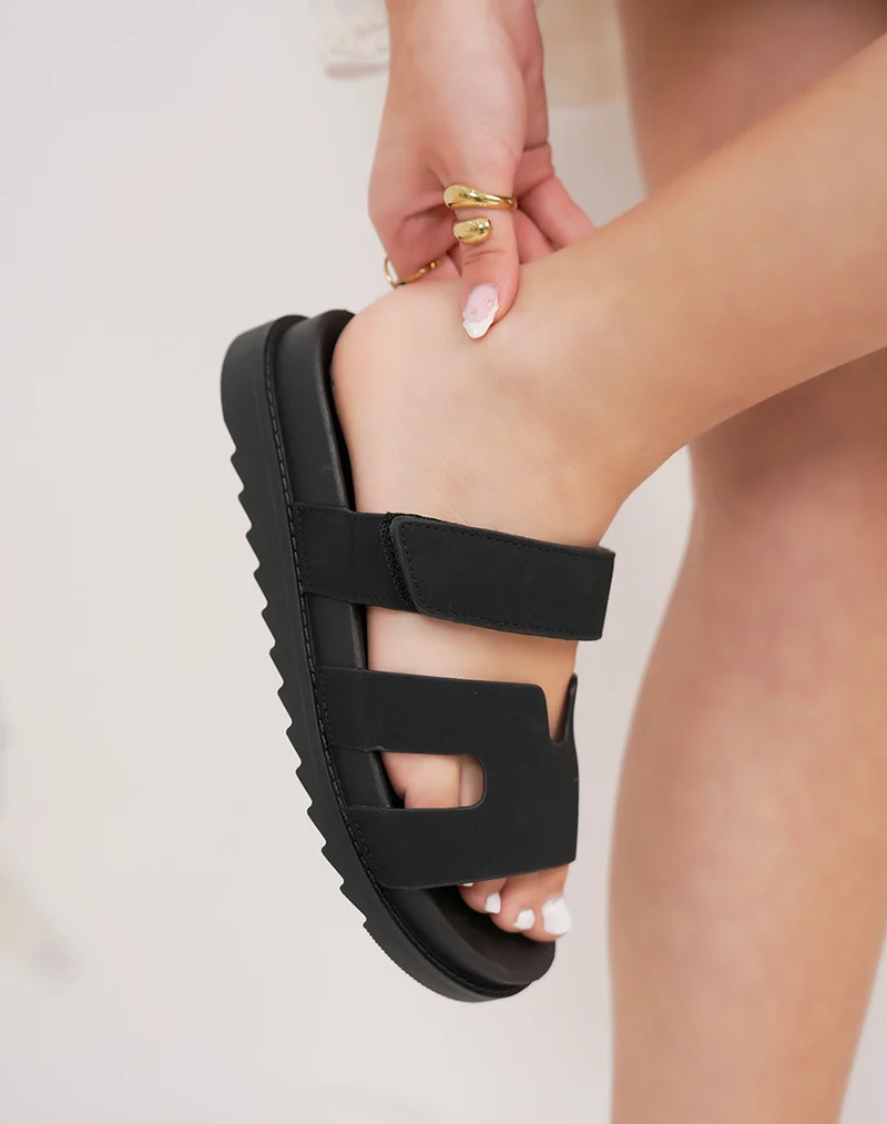 Mules femme noires tendance avec bride en H et scratch réglable