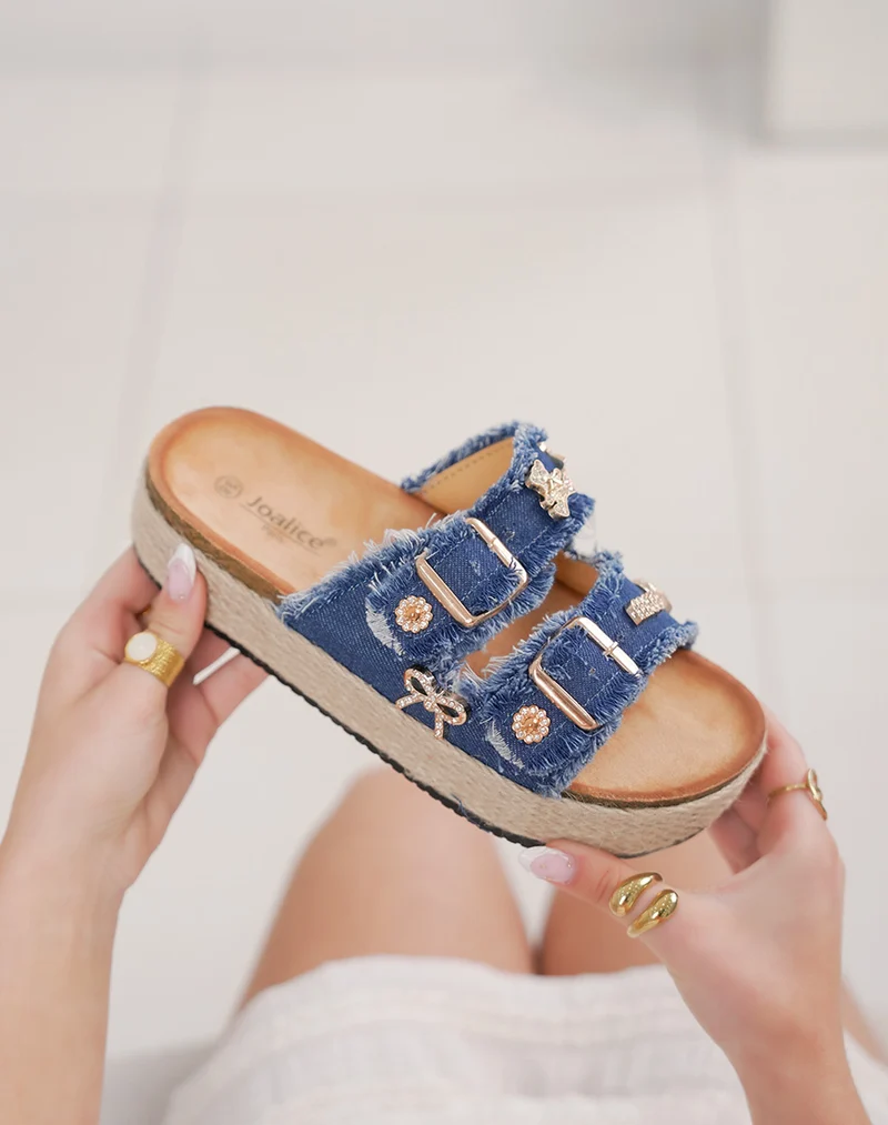 Mules femme bleu foncé effet jean élégantes avec bijoux dorés et plateforme tissée