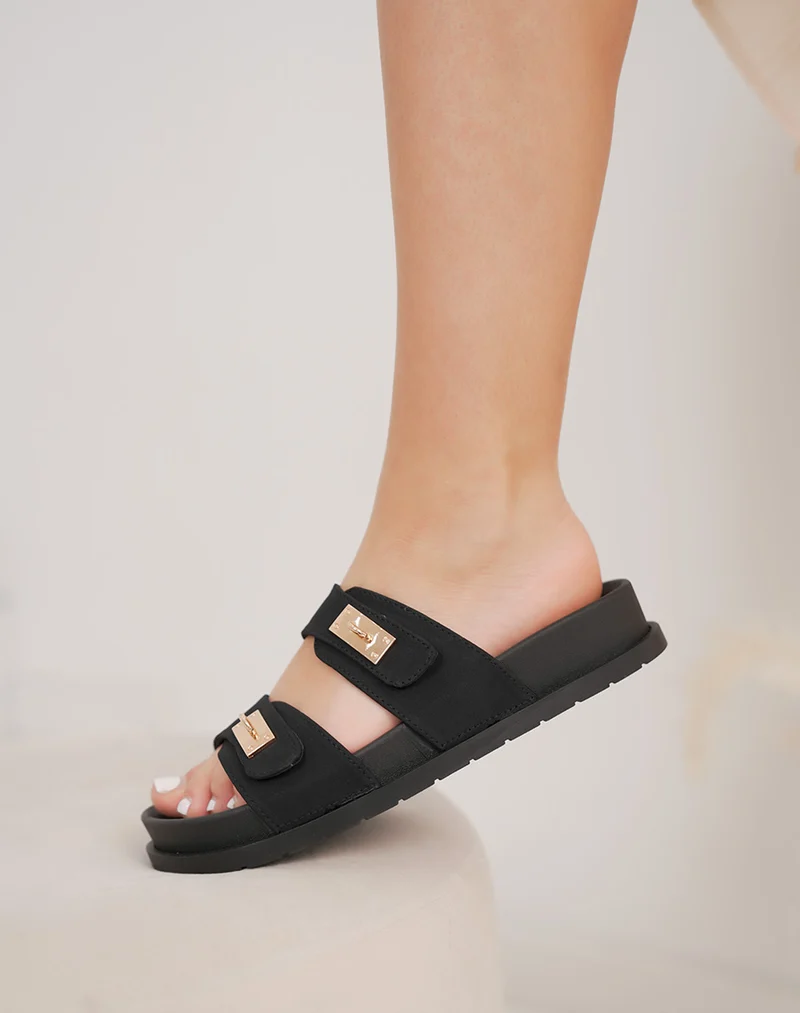 Mules femme noires à 2 brides avec bijoux dorés et semelle plate