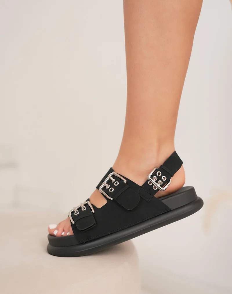 Mules femme noires à 3 brides ajustables avec boucles argentées