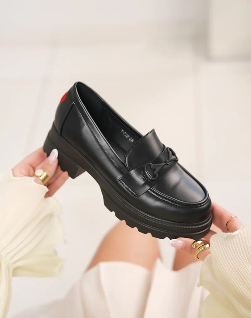 Mocassin femme noir à bijou ton sur ton avec détail cœur rouge et semelle crantée