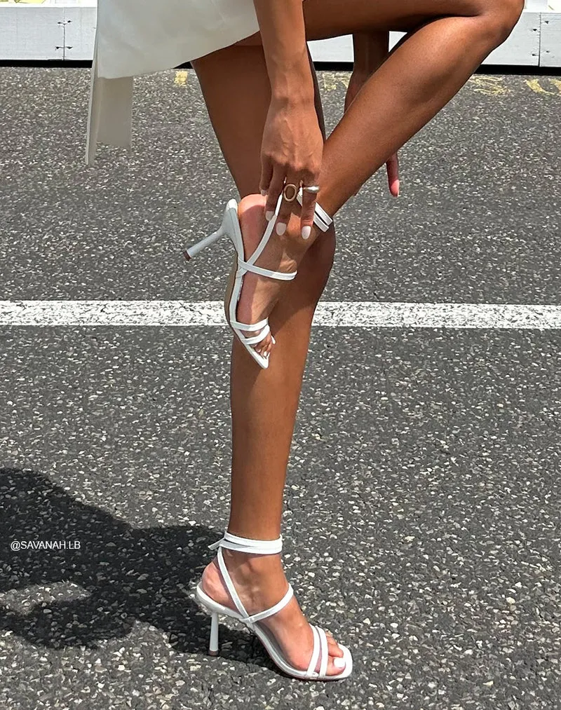 Sandales femme blanches à brides fines et talon aiguille