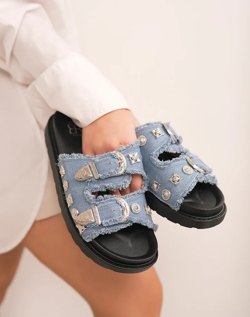 Mules femme effet jean à bijoux argentés et semelle noire compensée
