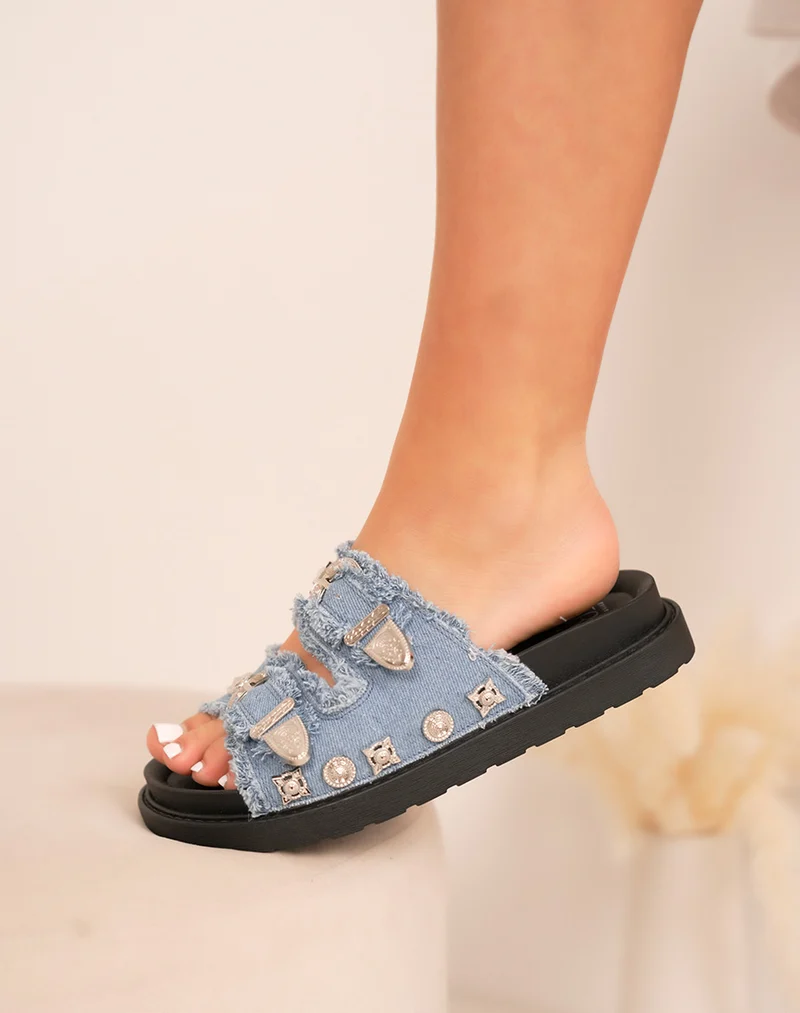 Mules femme effet jean à bijoux argentés et semelle noire compensée