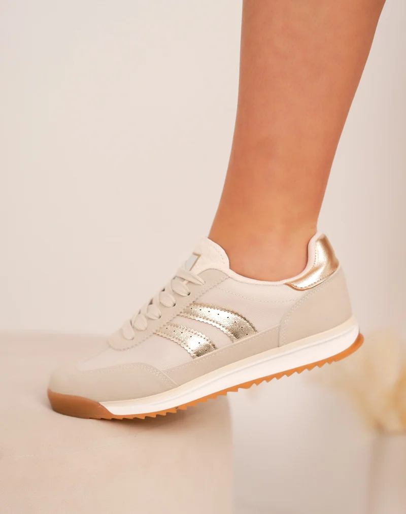 Basket femme beige tendance avec bandes dorées et semelle crantée