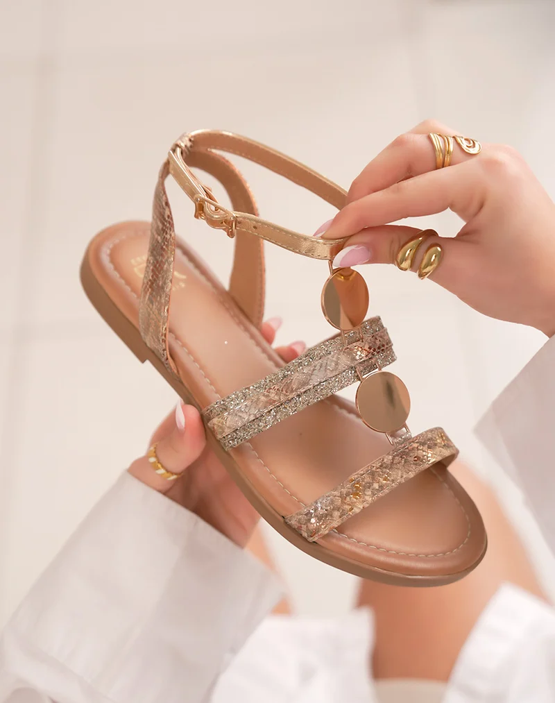 Sandales femme bronze élégantes à effet serpent et détails dorés brillants