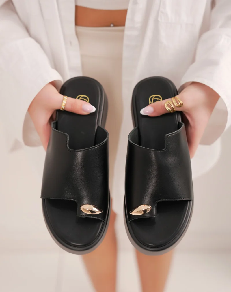 Mules femme noires compensées tendance à entre-doigt et détail doré ovale