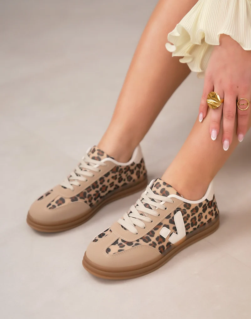 Basket femme léopard tendance avec détails beige et semelle marron