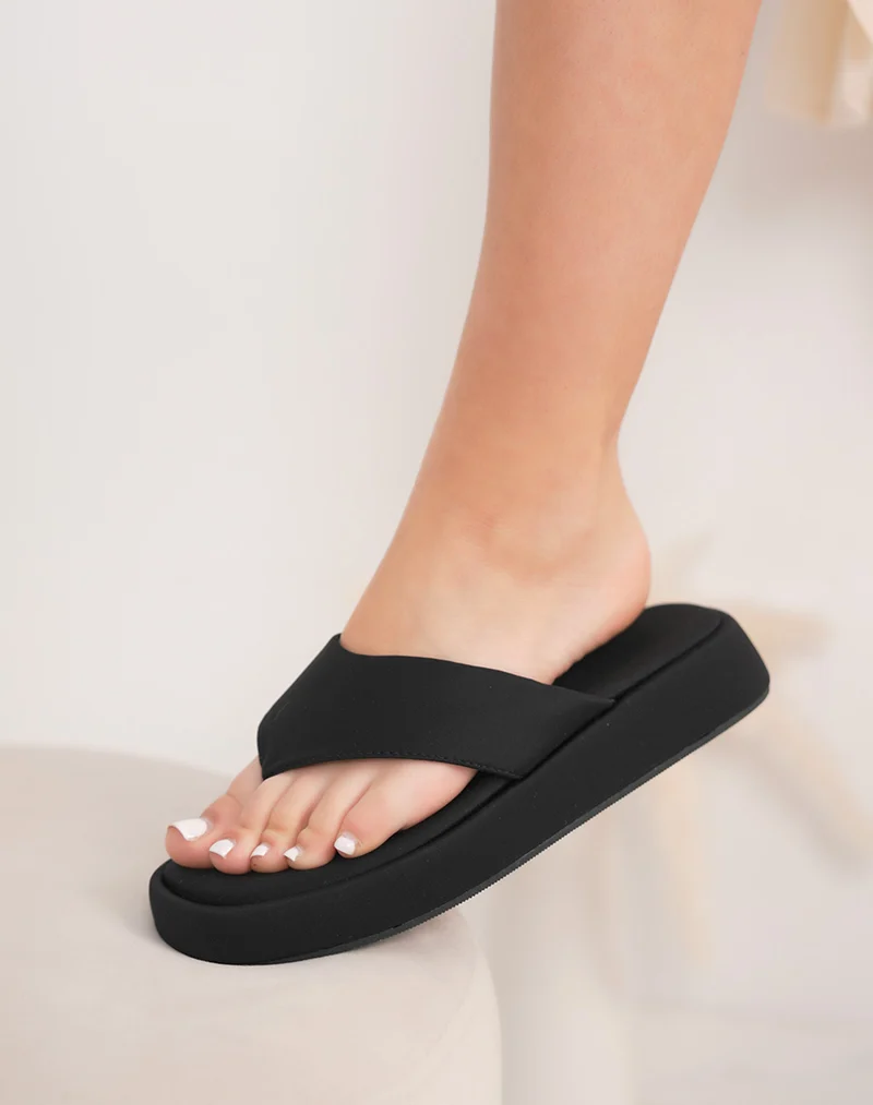 Tongs femme noir tendance à plate-forme épaisse