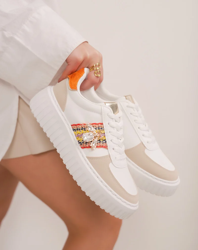Baskets femme blanches et orange à bijou abeille et détail osier multicolore