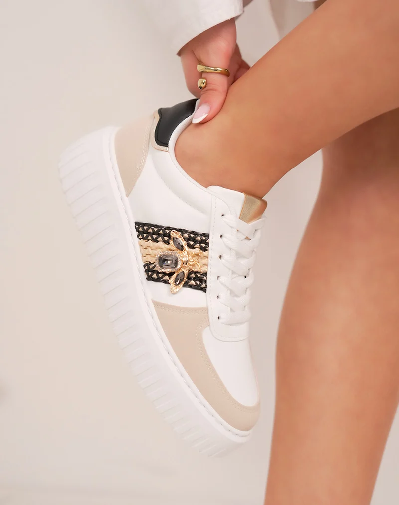 Baskets femme blanches à détails osier, suédine beige et bijou abeille doré