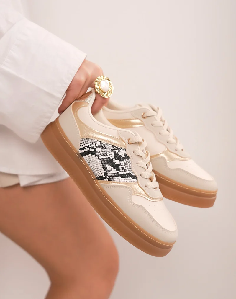 Baskets femme beiges tendance avec détails dorés et effet serpent