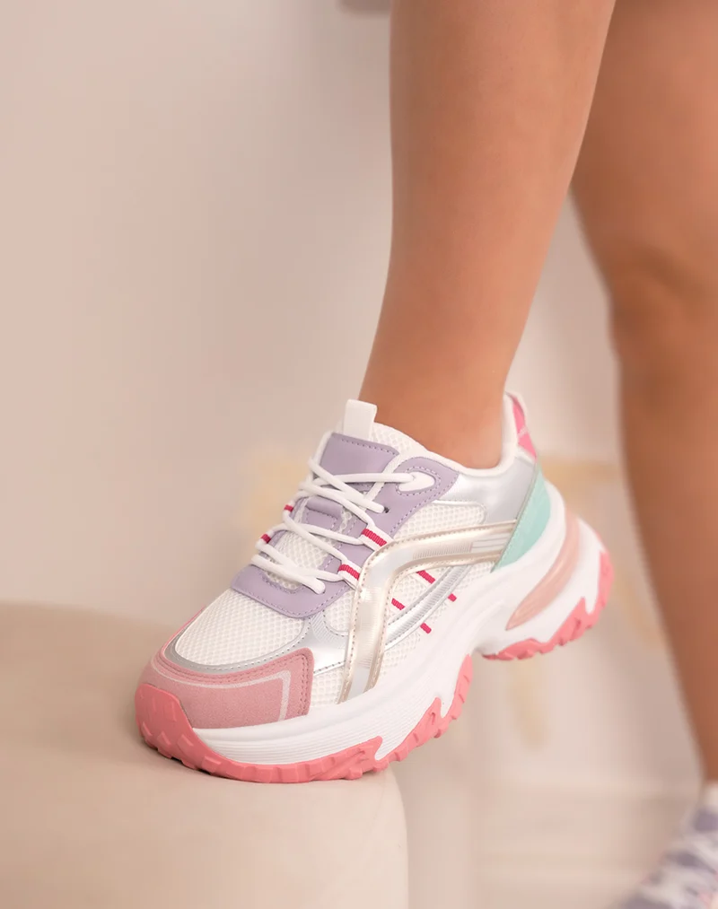 Baskets femme blanches pastel tendance à semelle épaisse et détails multicolores