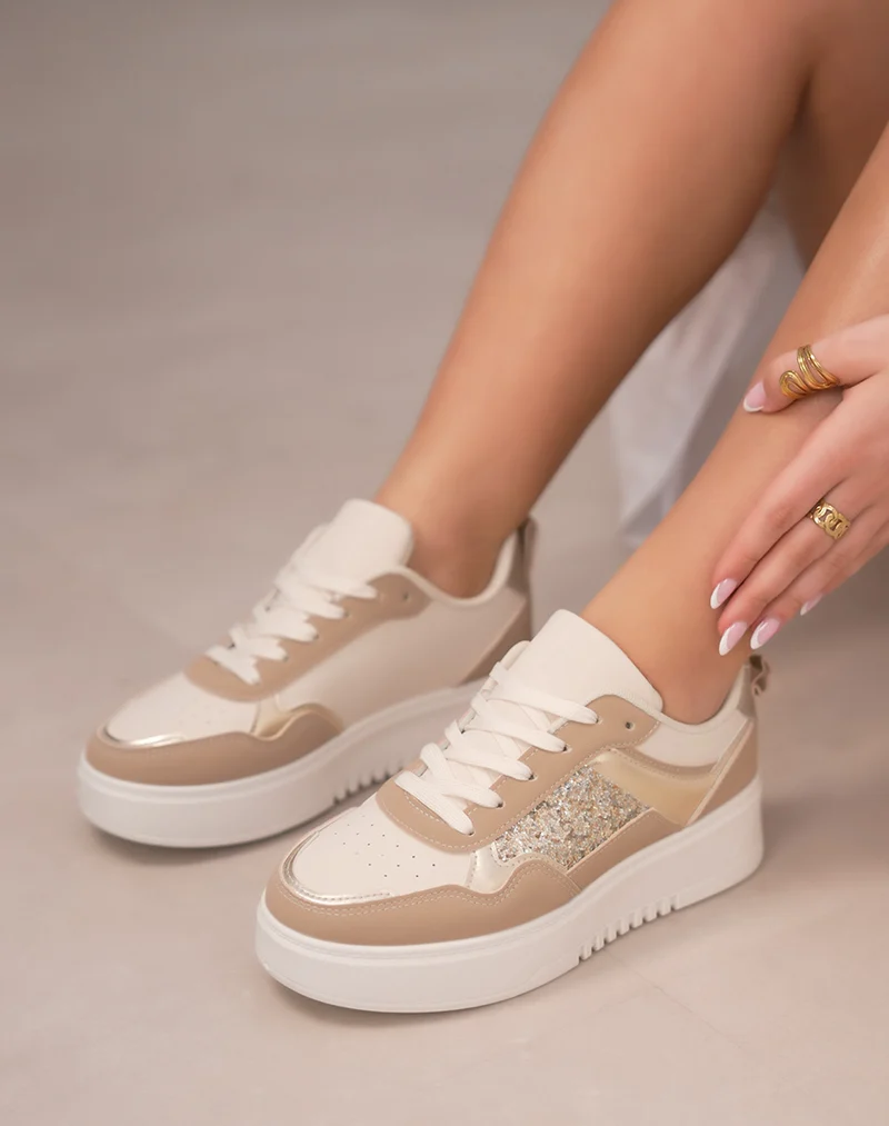 Baskets femme beiges et taupe élégantes avec paillettes dorées et empiècements métallisés