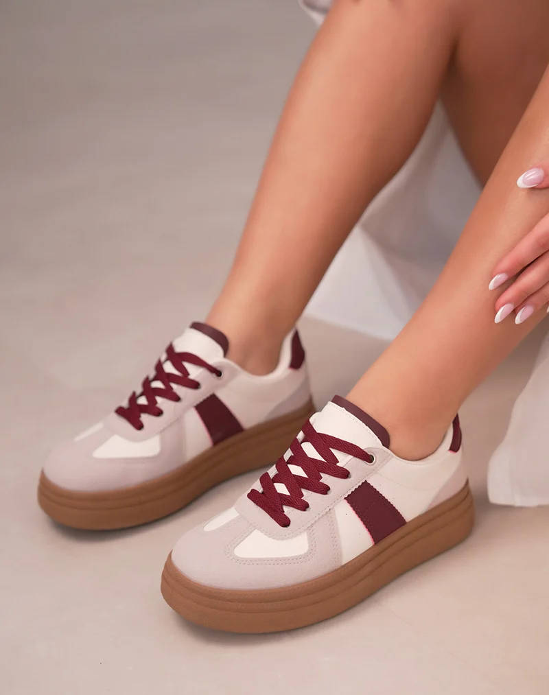 Baskets femme beiges à plateforme camel tendance avec lacets bordeaux et détails suédine