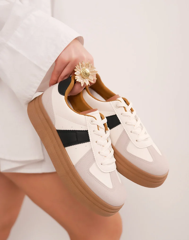 Baskets femme beiges tendance à triple plate-forme camel et détails noirs contrastants