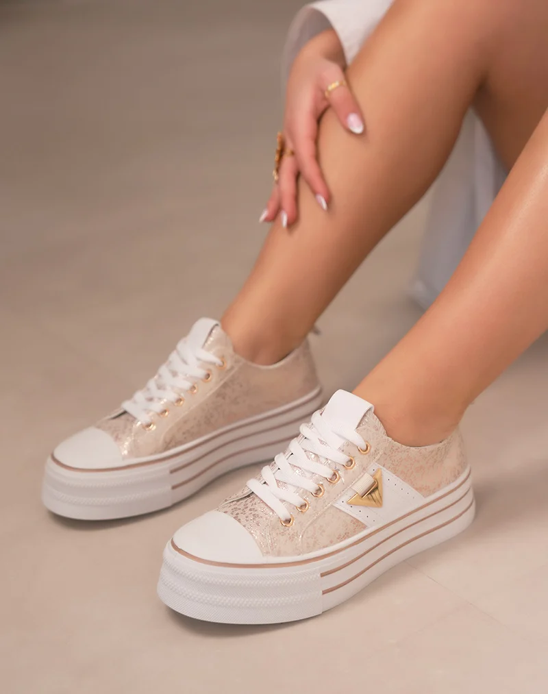 Baskets femme champagne doré tendance avec bijou triangle et plateforme blanche