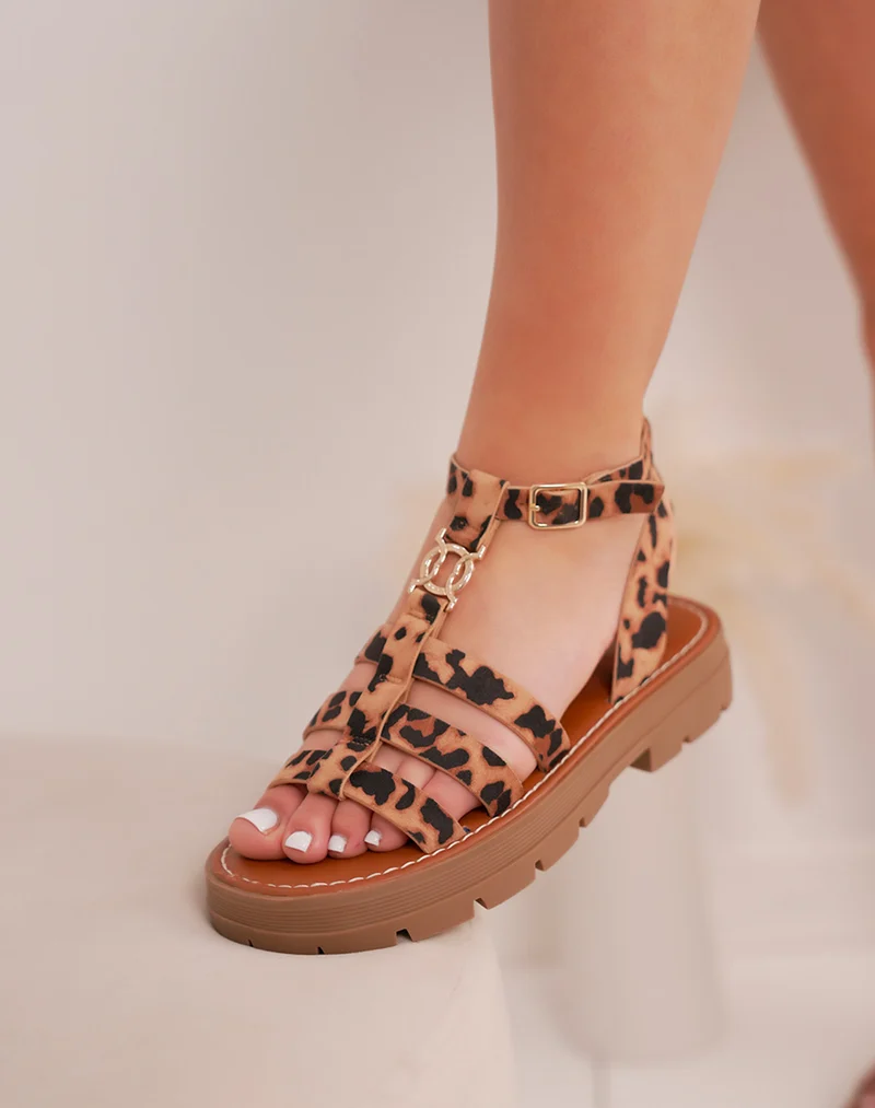 Sandales femme léopard en suédine avec semelle crantée camel et bijou doré