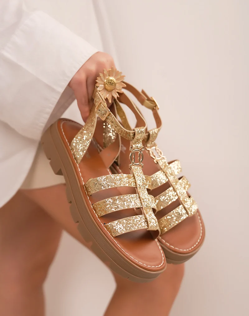 Sandales femme dorées pailletées à semelle crantée camel avec bijou chic