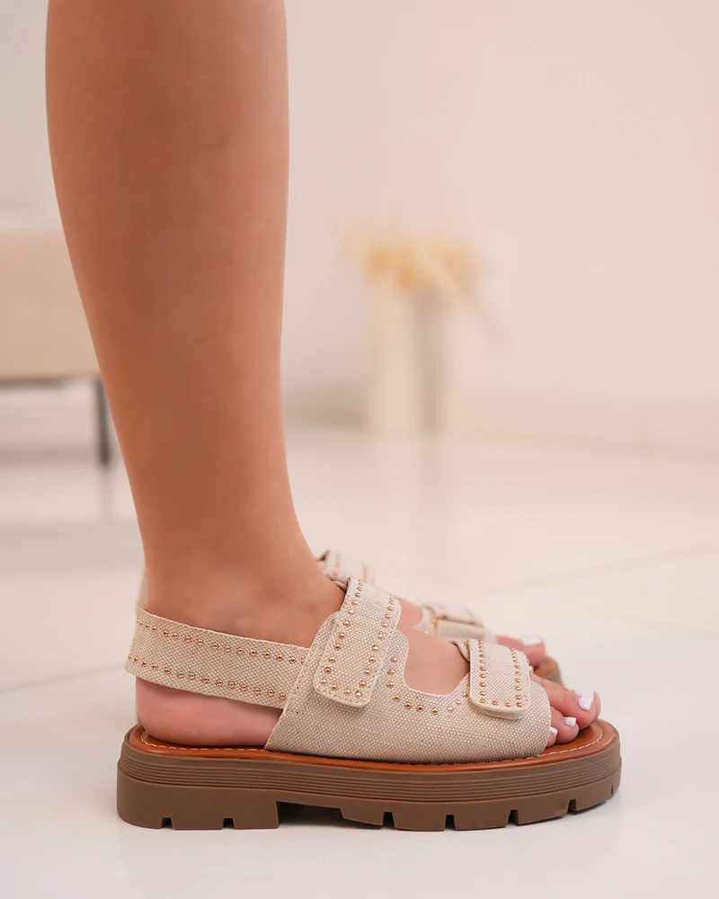 Sandales femme beiges en tissu avec clous dorés et semelle crantée