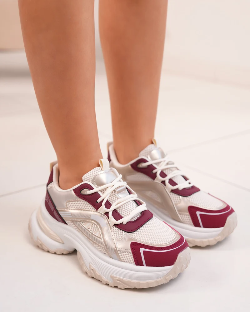 Basket blanche et bordeaux femme avec détails dorés et semelle épaisse