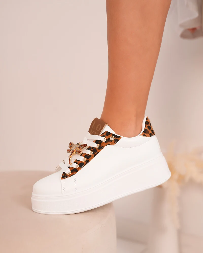 Basket femme blanche et léopard tendance avec bijoux scintillants