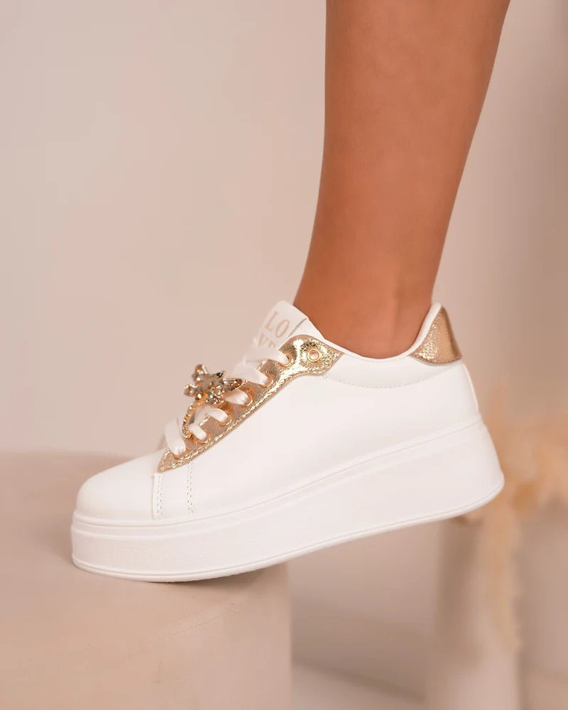 Basket femme blanche et dorée tendance avec bijoux élégants