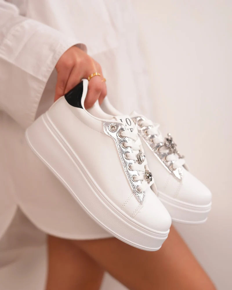 Basket femme blanche et argentée tendance avec bijoux brillants