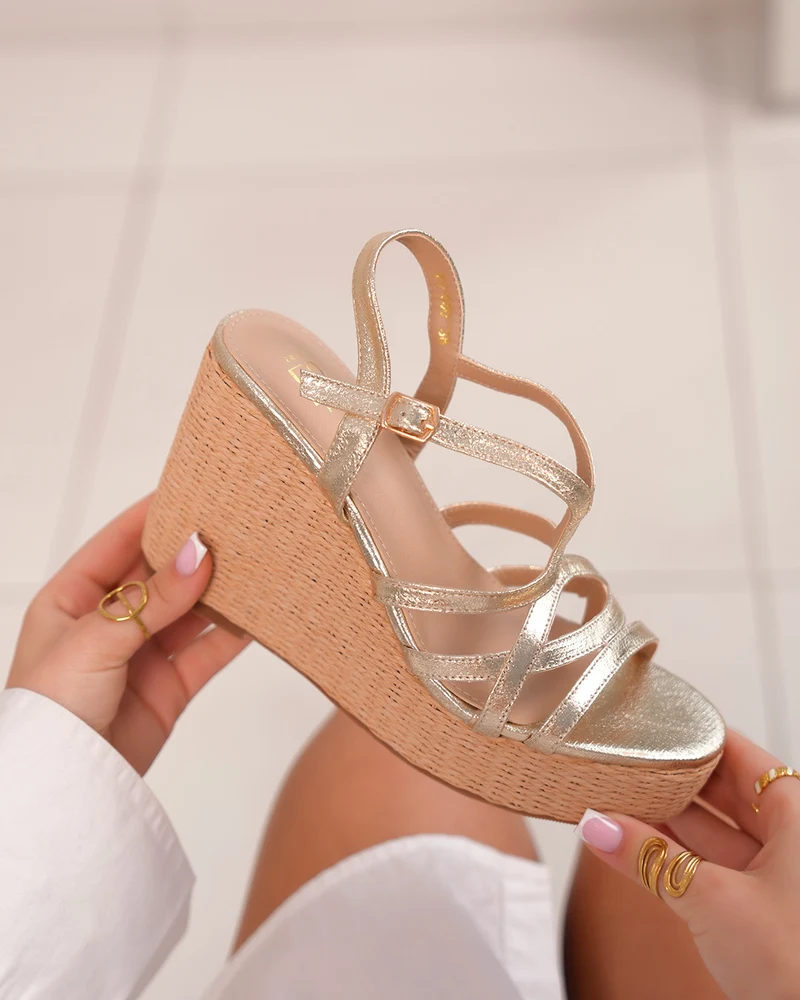 Sandales compensées femme dorées à brides entrelacées et talon en osier