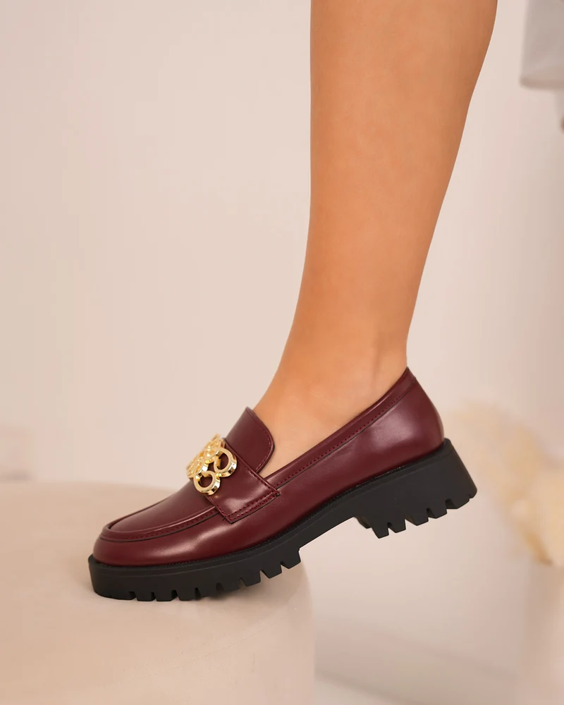 Mocassins femme bordeaux avec détail doré et semelle crantée
