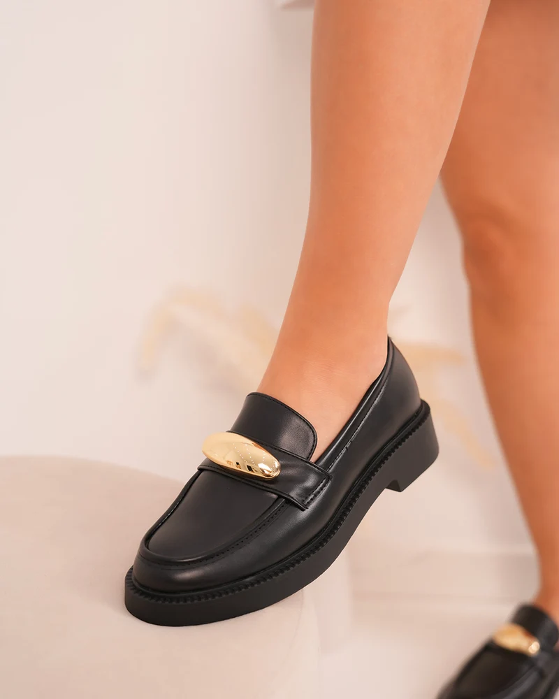 Mocassins femme noirs avec bijou doré et talon léger