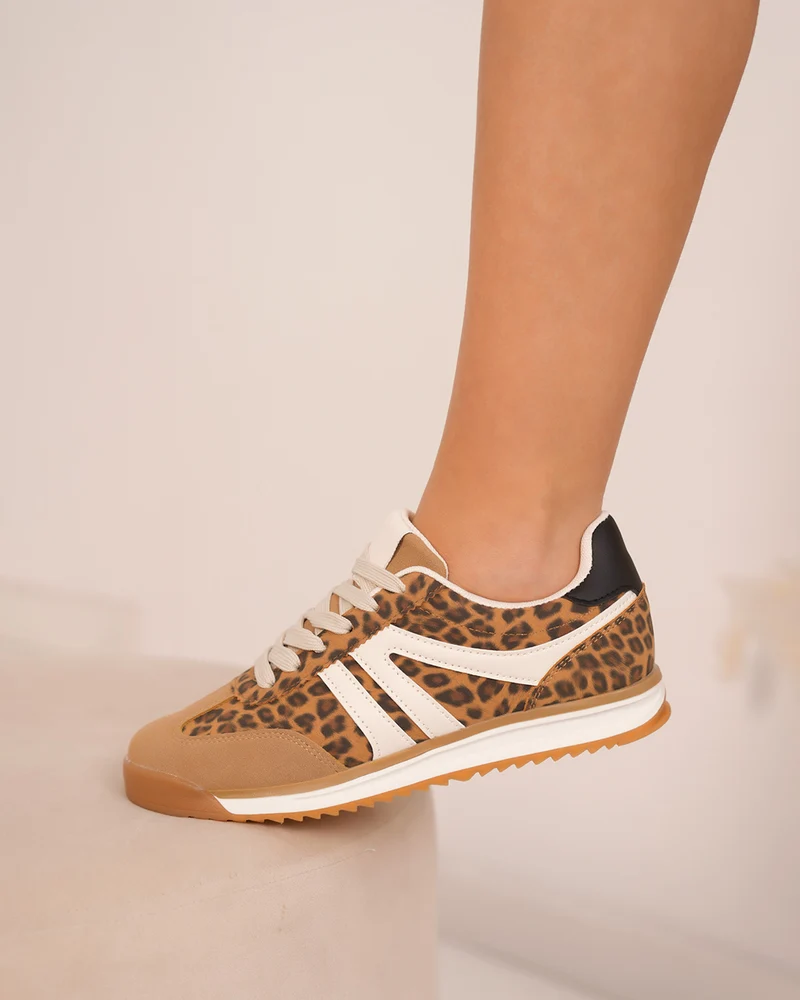 Basket femme marron à imprimé léopard et bandes blanches