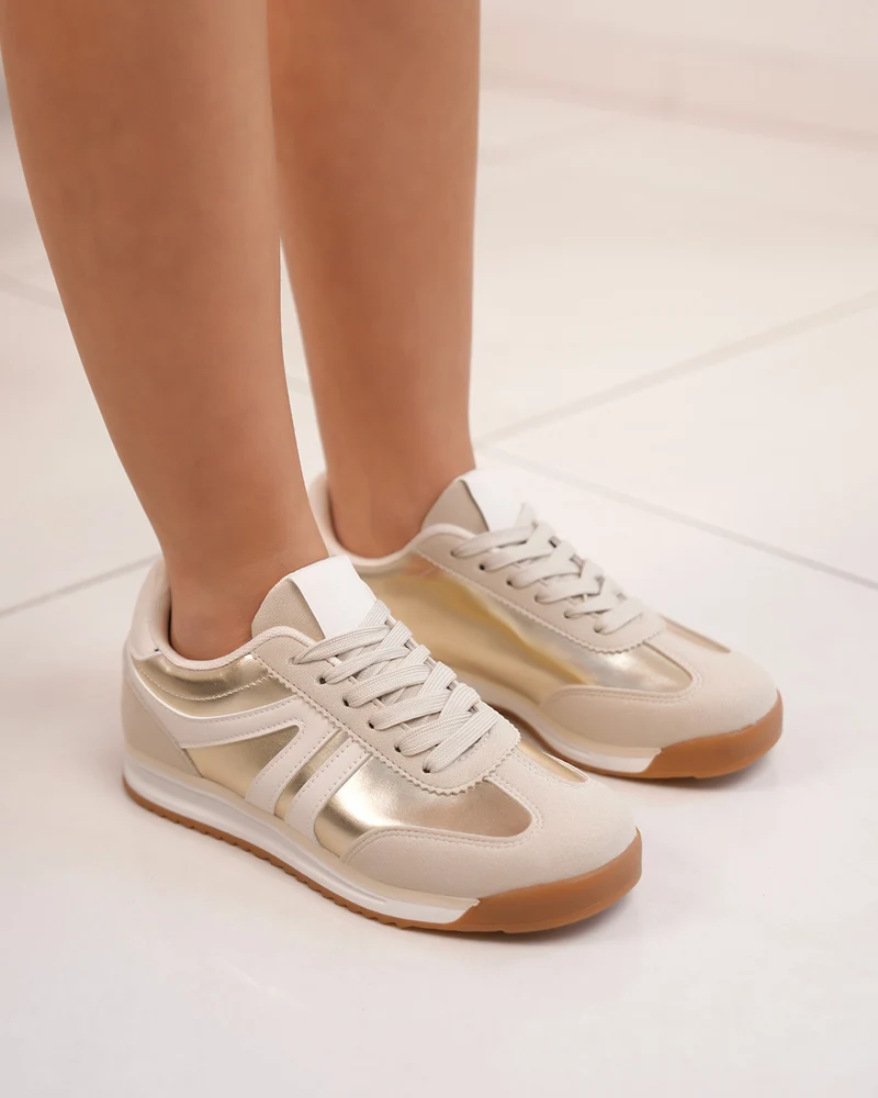 Basket femme beige avec empiècement doré et semelle crantée