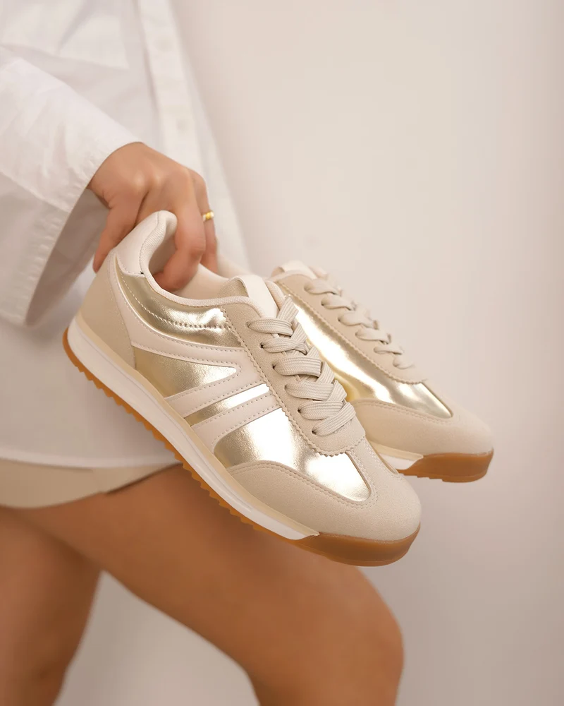 Basket femme beige avec empiècement doré et semelle crantée