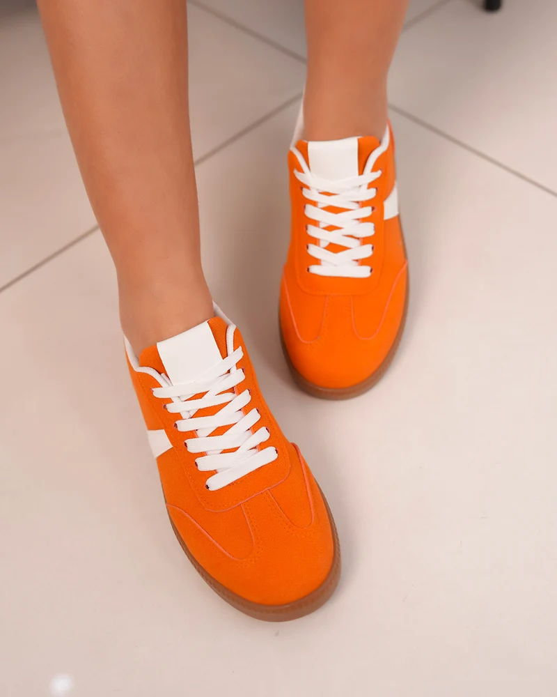 Basket femme en suédine orange avec bande blanche et semelle marron