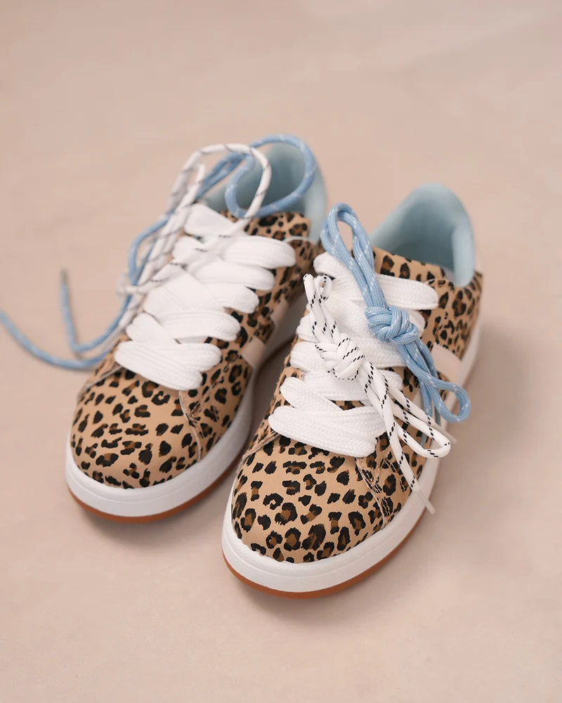 Basket femme à motif léopard avec détails blancs et intérieur bleu ciel