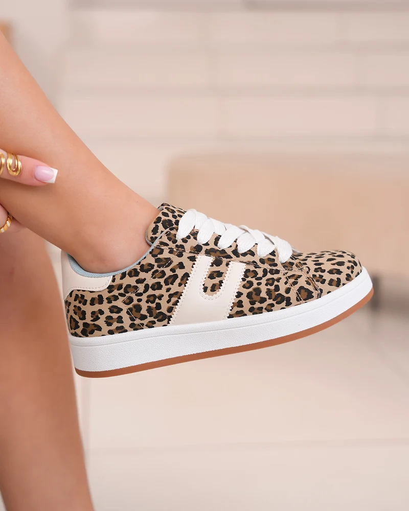 Basket femme à motif léopard avec détails blancs et intérieur bleu ciel