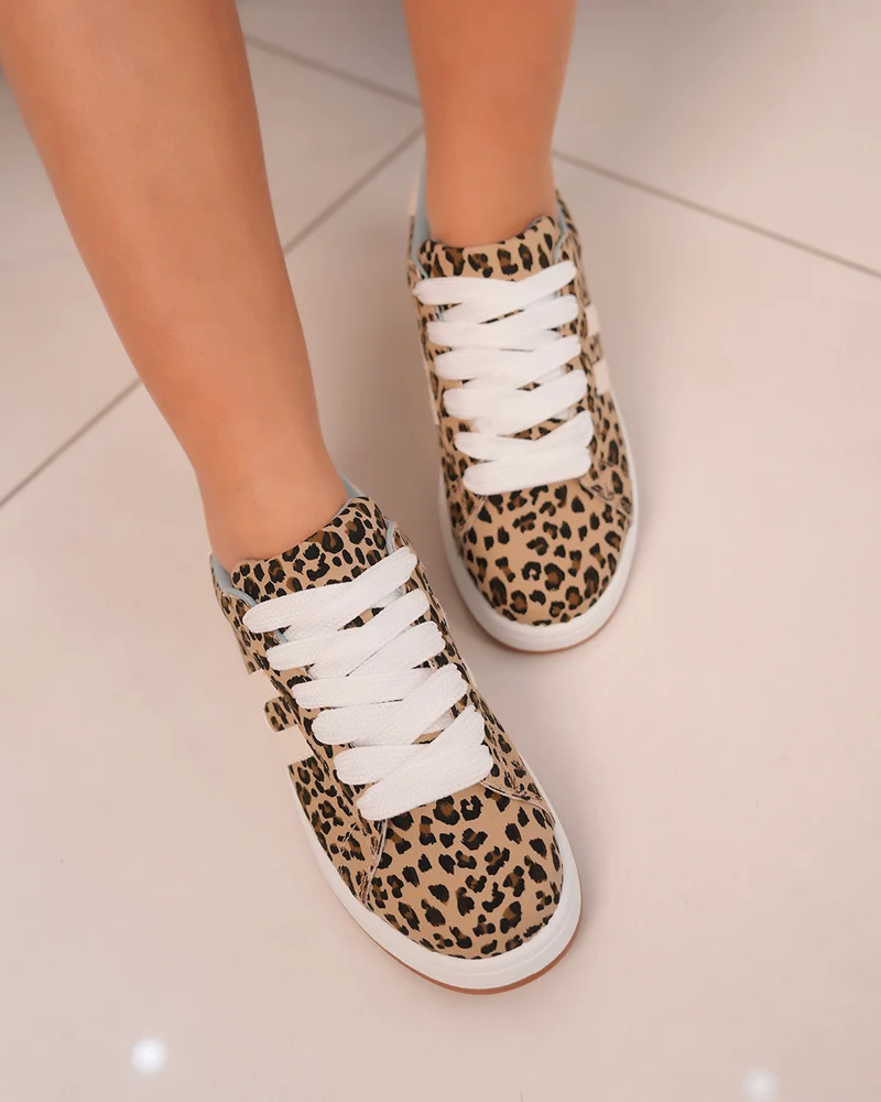 Basket femme à motif léopard avec détails blancs et intérieur bleu ciel