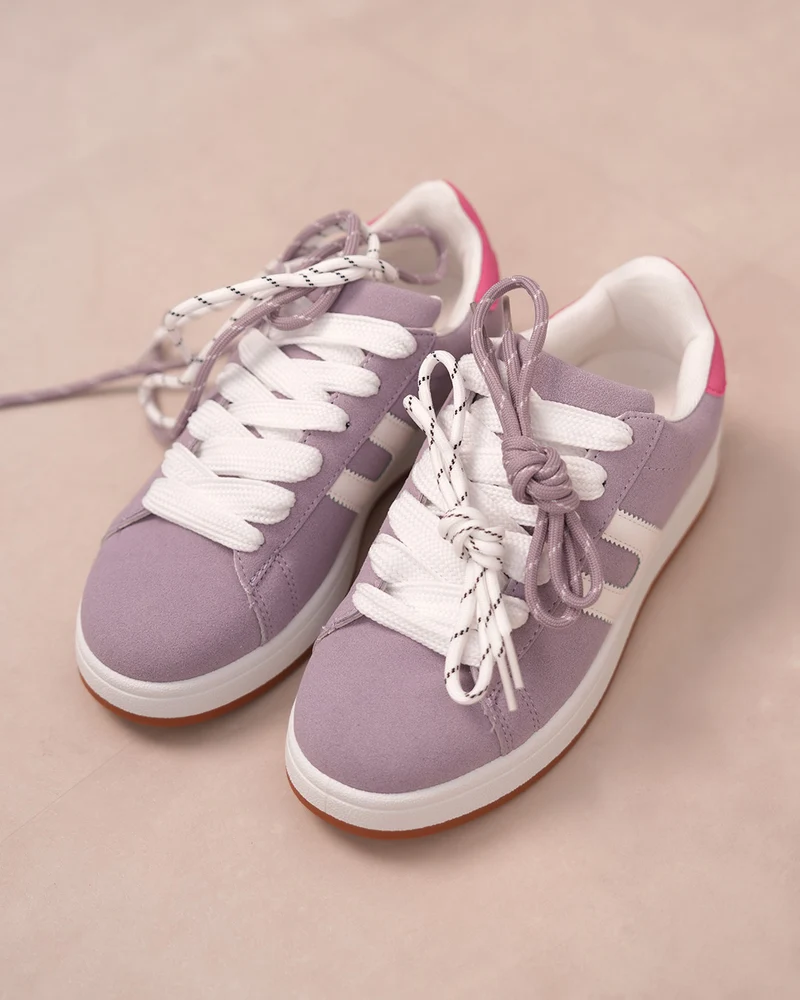 Basket femme en suédine mauve avec détails blancs et rose